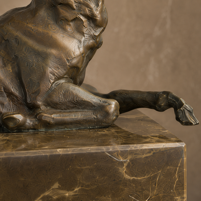 Sculpture bronze cerf couché sur socle marbre veiné, vue 5