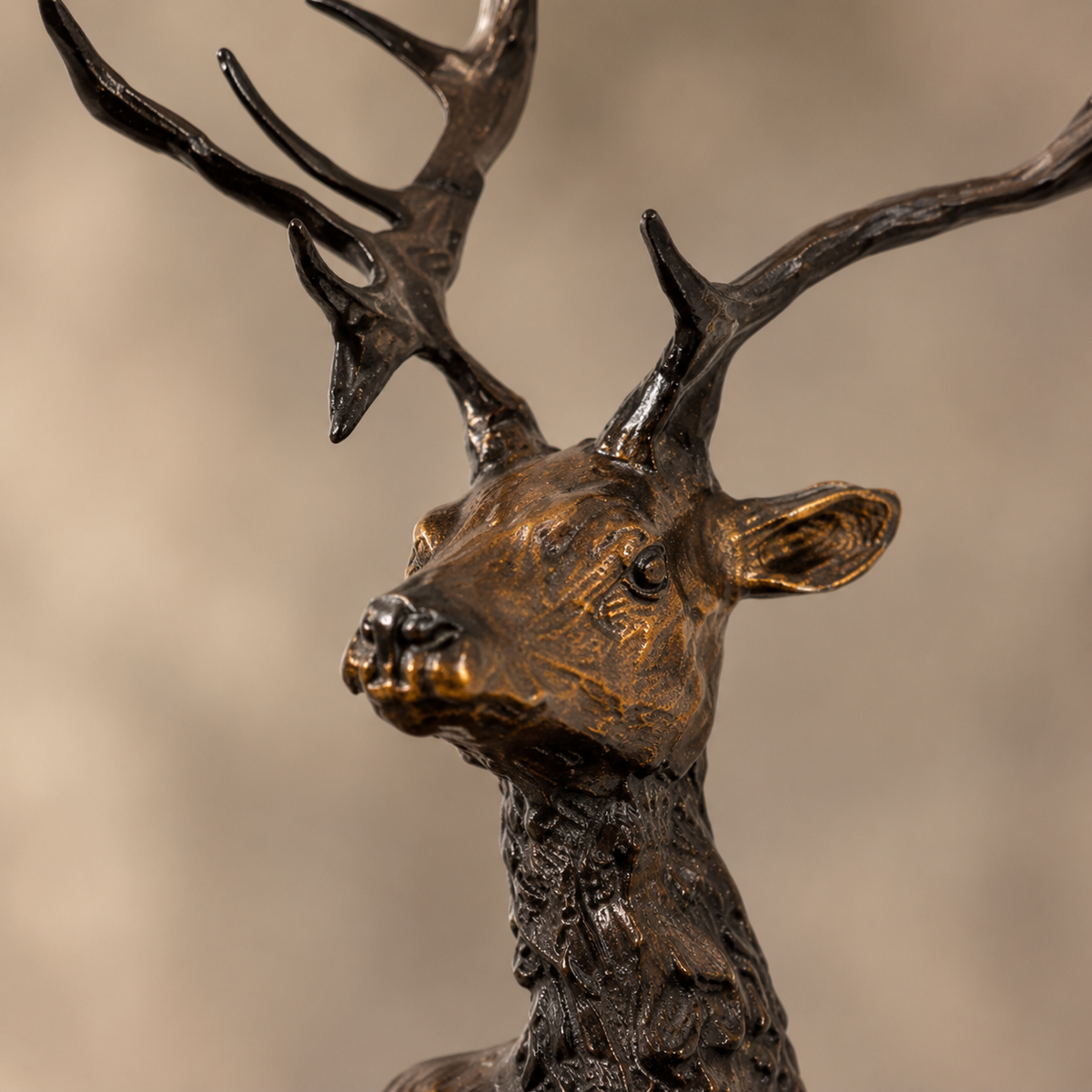 Sculpture bronze cerf majestueux sur rocher base marbre, vue 2