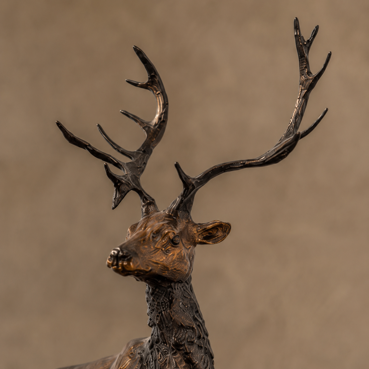 Sculpture bronze cerf majestueux sur rocher base marbre, vue 3