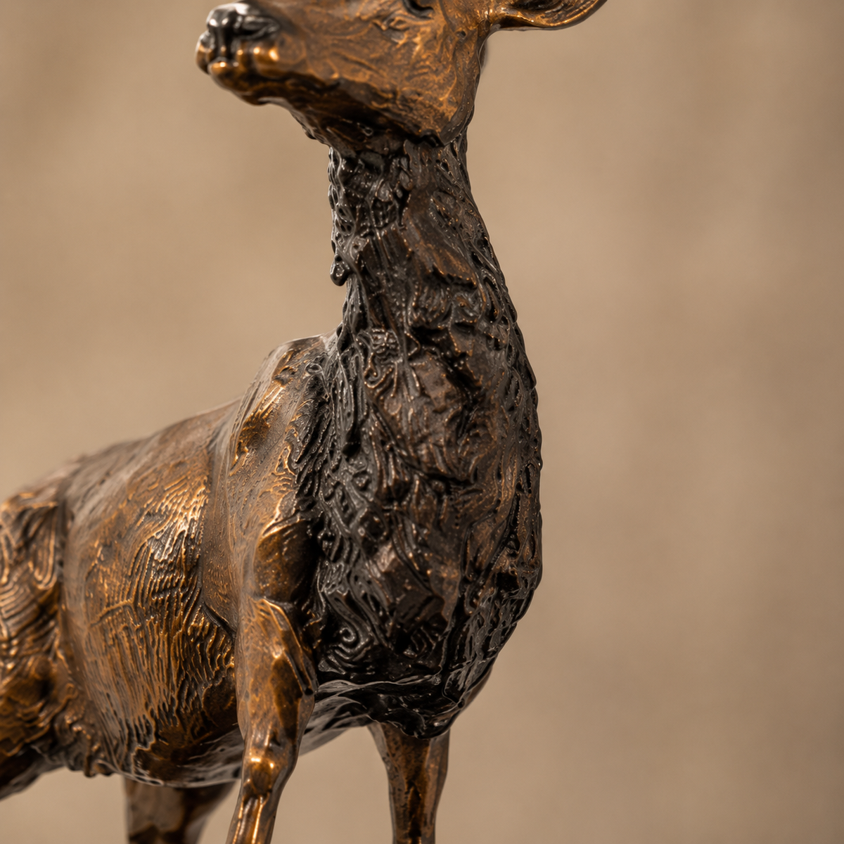 Sculpture bronze cerf majestueux sur rocher base marbre, vue 4