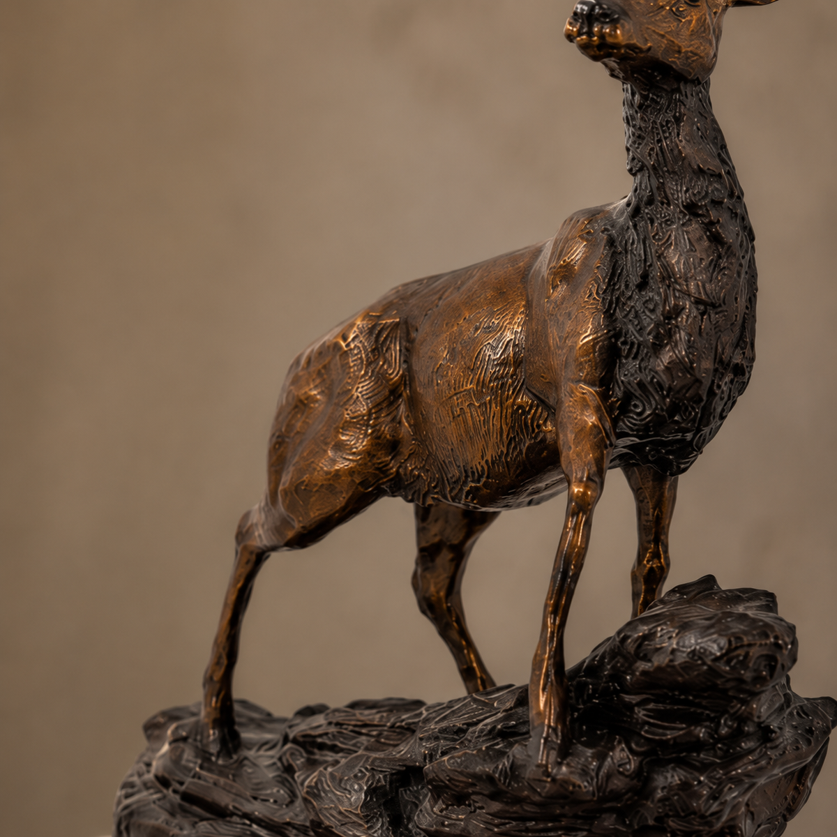 Sculpture bronze cerf majestueux sur rocher base marbre, vue 5