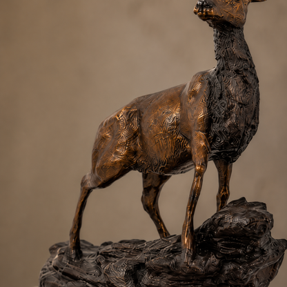 Sculpture bronze cerf majestueux sur rocher base marbre, vue 5