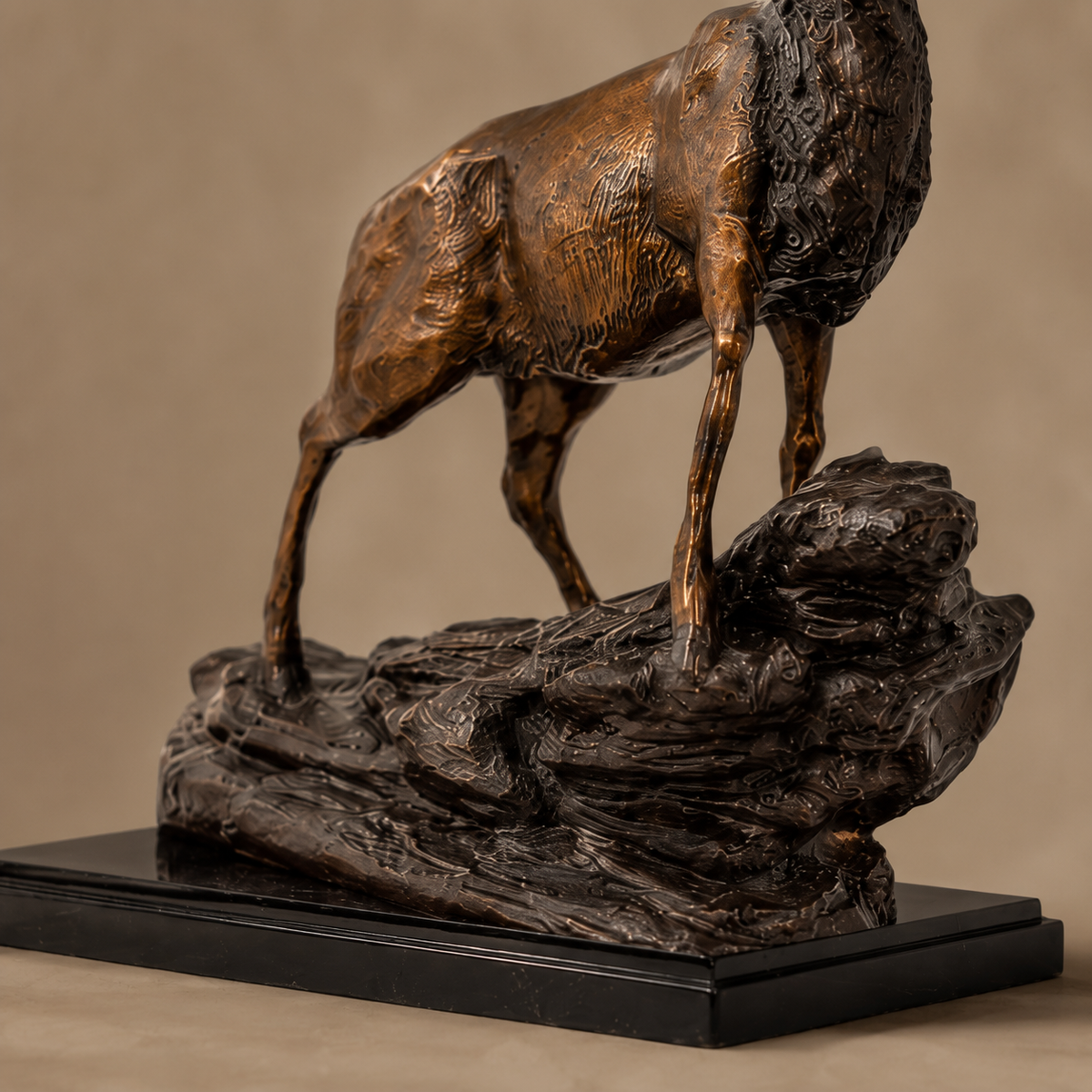 Sculpture bronze cerf majestueux sur rocher base marbre, vue 6