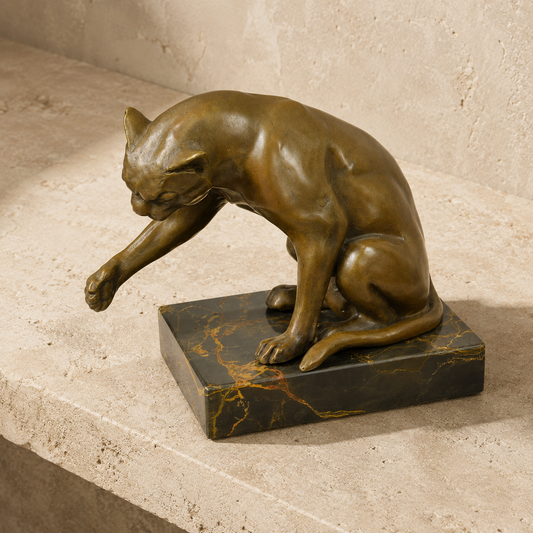 Sculpture bronze chat assis se léchant la patte sur marbre