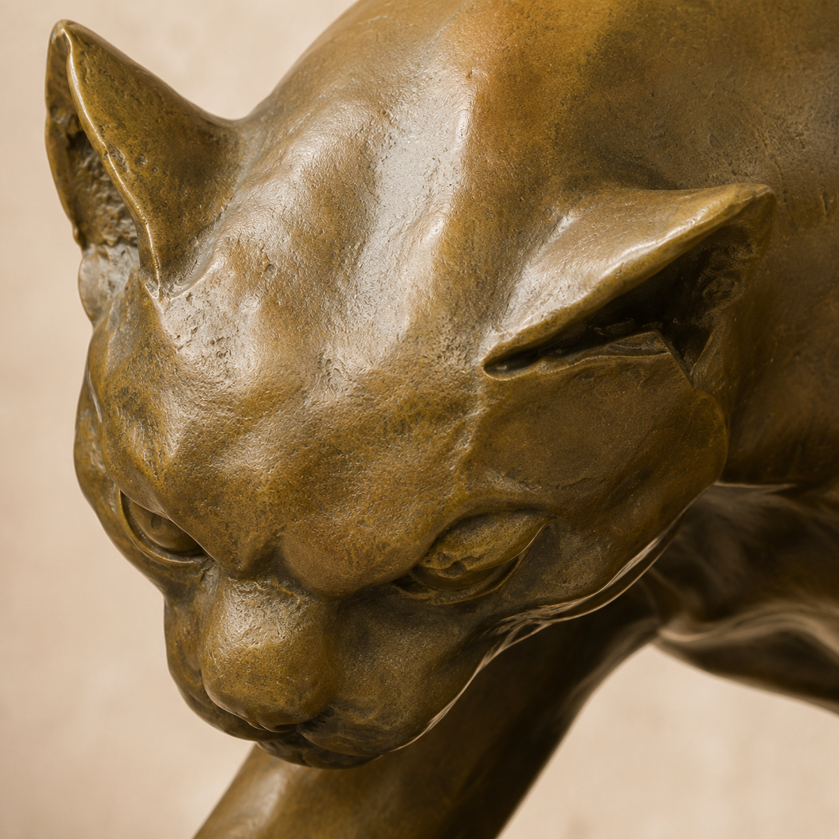 Sculpture bronze chat assis se léchant la patte sur marbre, vue 2