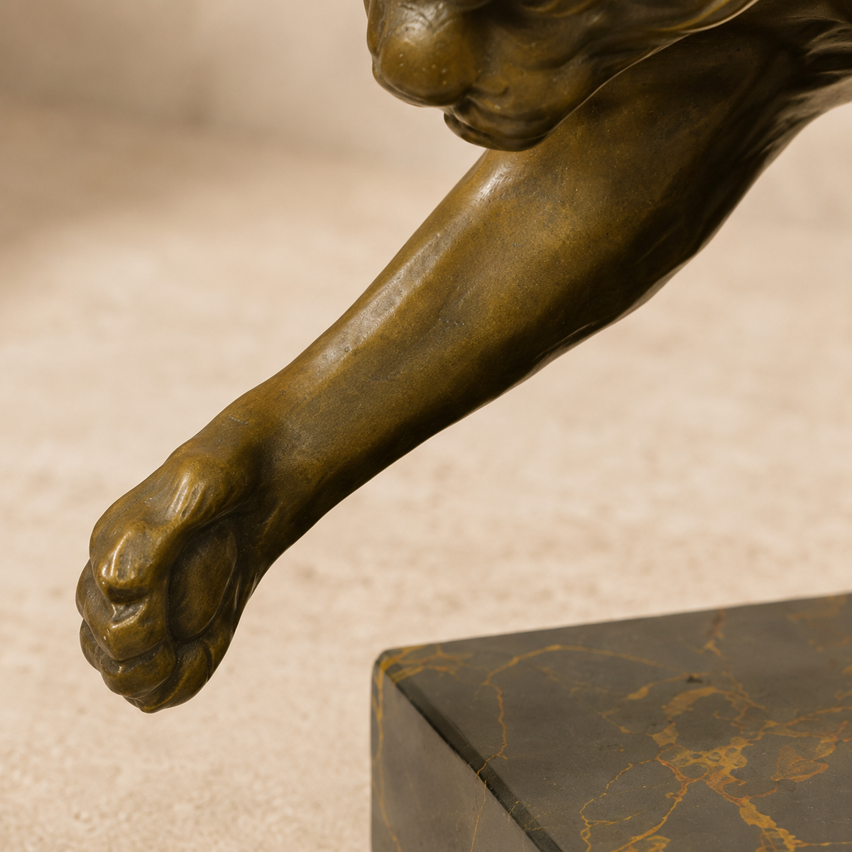 Sculpture bronze chat assis se léchant la patte sur marbre, vue 3