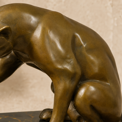 Sculpture bronze chat assis se léchant la patte sur marbre, vue 4
