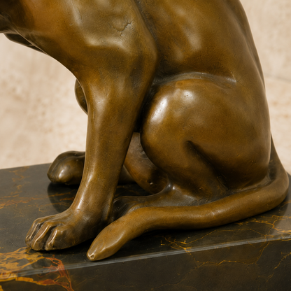 Sculpture bronze chat assis se léchant la patte sur marbre, vue 5
