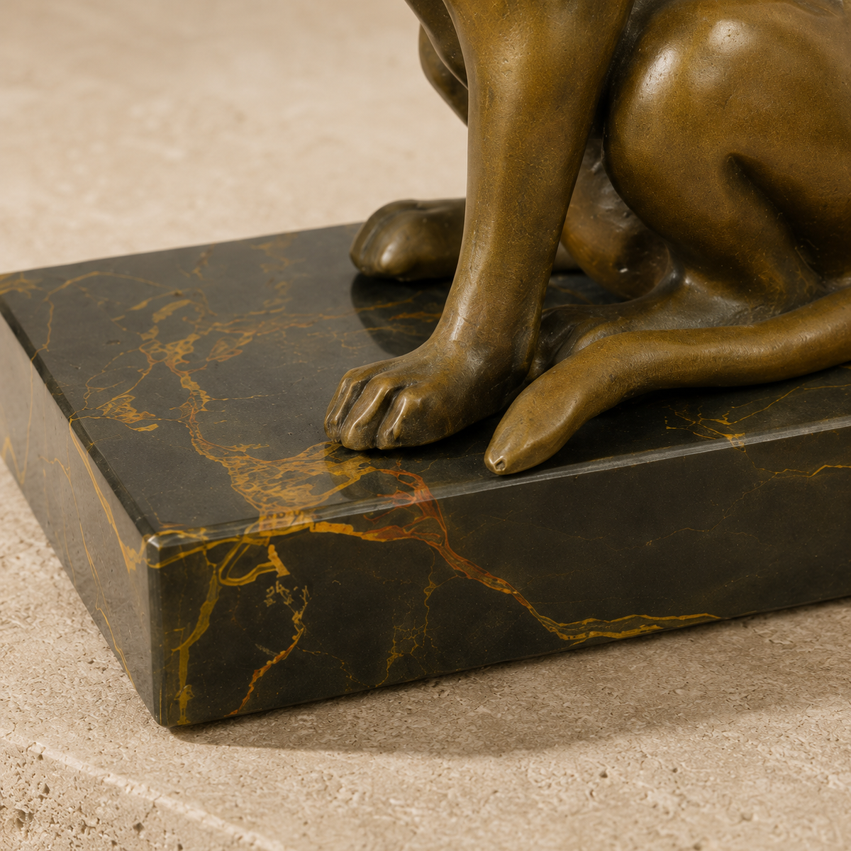 Sculpture bronze chat assis se léchant la patte sur marbre, vue 6