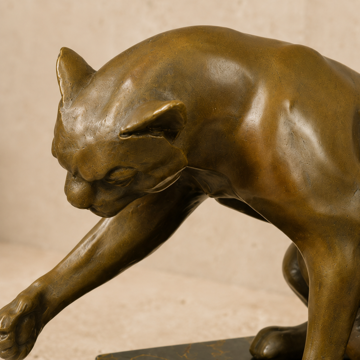 Sculpture bronze chat assis se léchant la patte sur marbre, vue 7