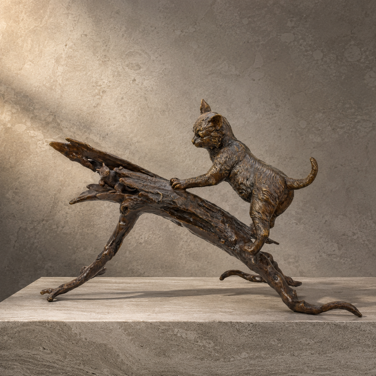 Sculpture bronze chat guettant un rat sur branche d'arbre