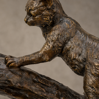 Sculpture bronze chat guettant un rat sur branche d'arbre, vue 3