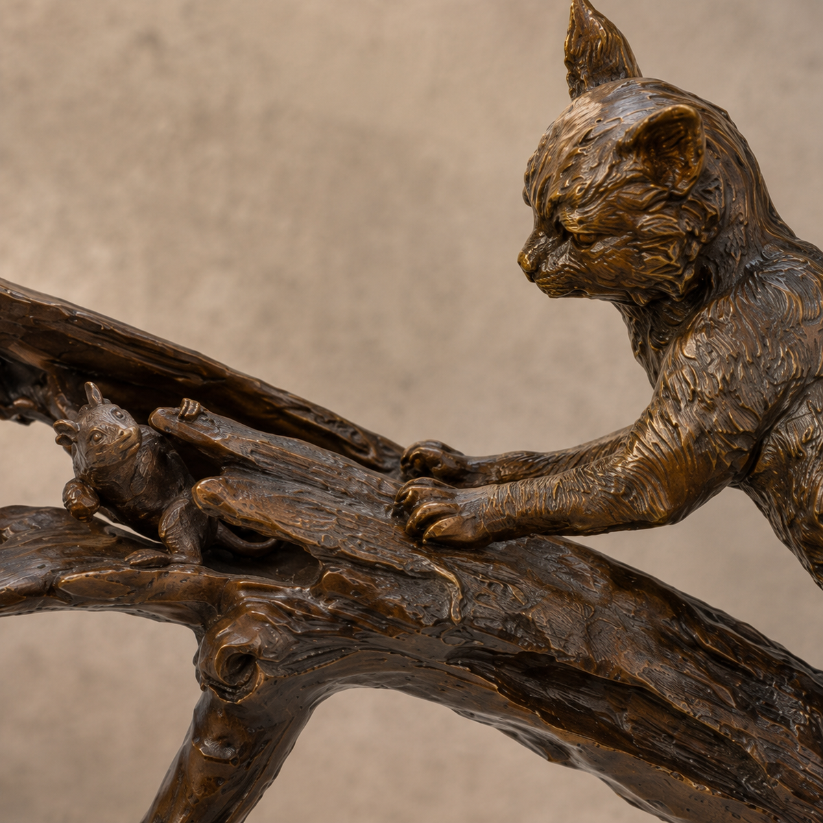 Sculpture bronze chat guettant un rat sur branche d'arbre, vue 4