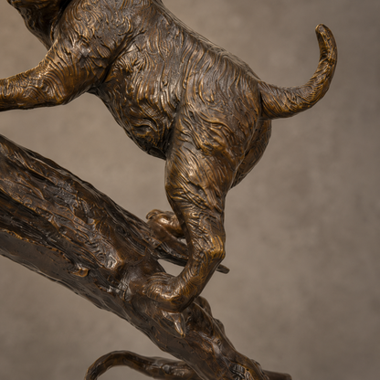 Sculpture bronze chat guettant un rat sur branche d'arbre, vue 5