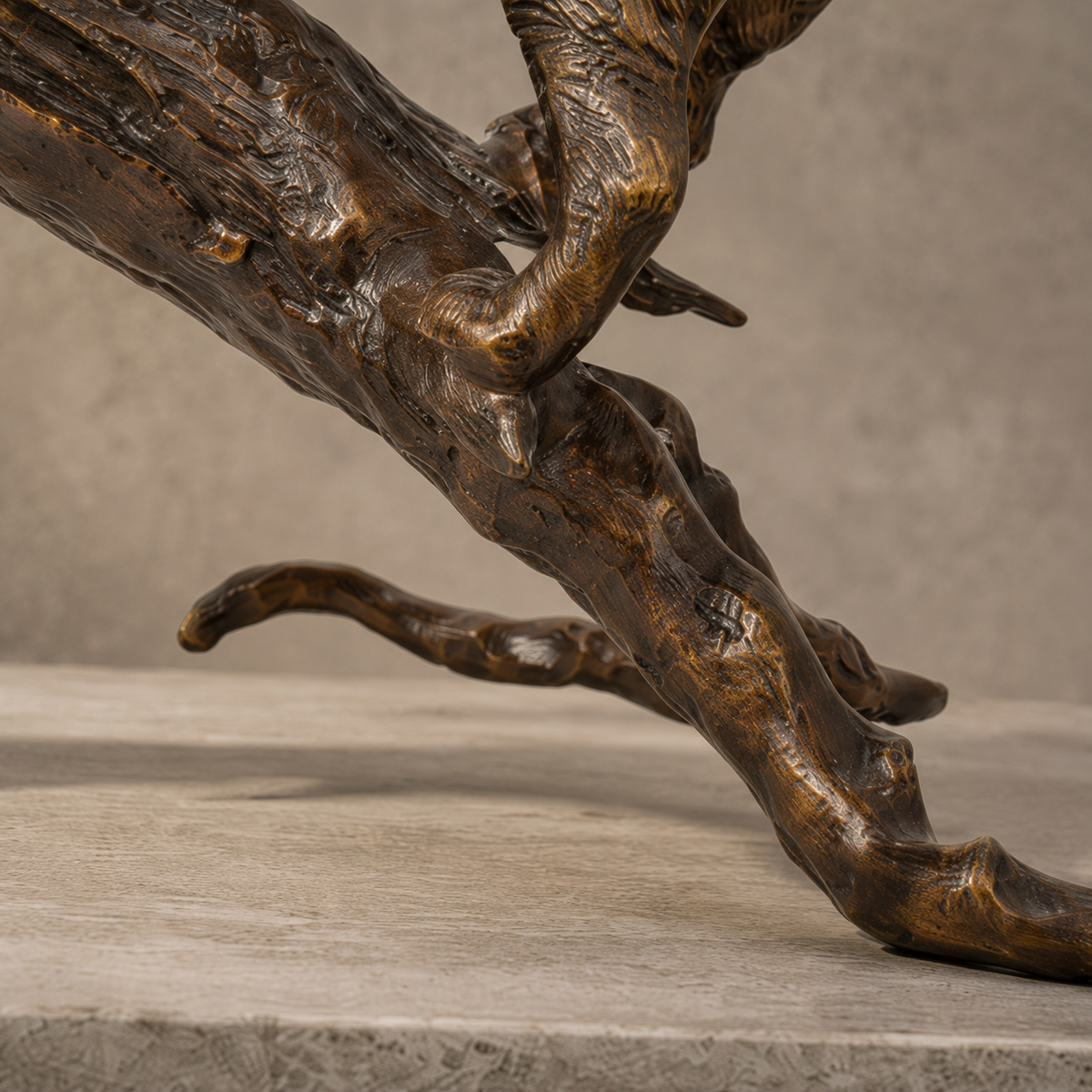 Sculpture bronze chat guettant un rat sur branche d'arbre, vue 6