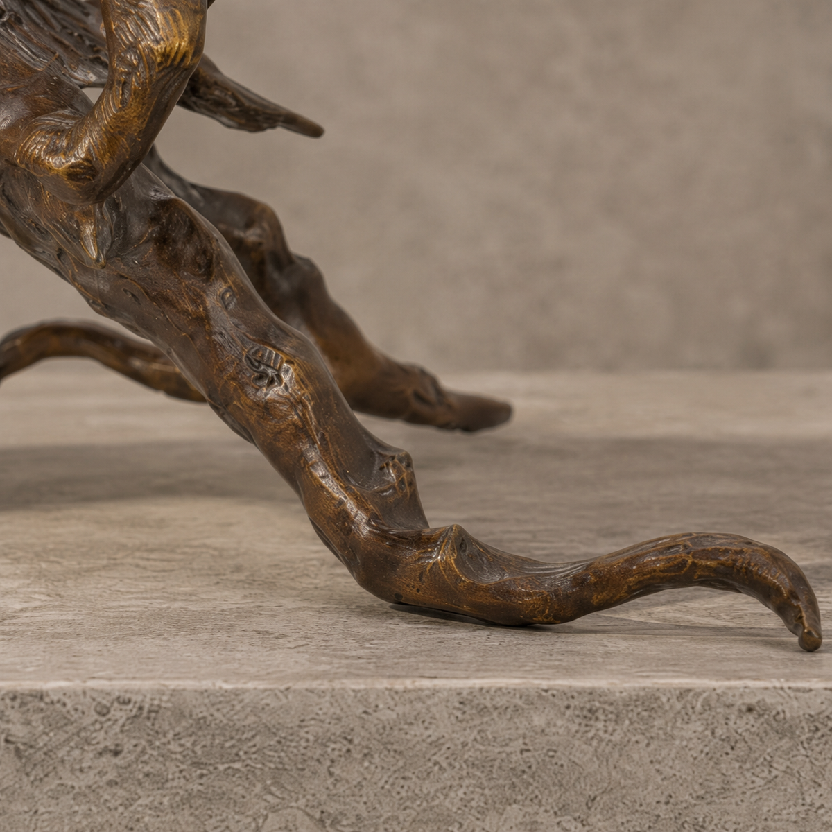 Sculpture bronze chat guettant un rat sur branche d'arbre, vue 7