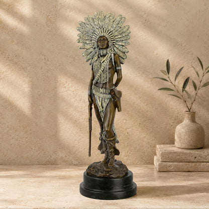 Sculpture bronze Chef Indien à la coiffe de plumes et fusil