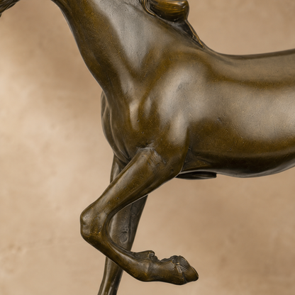 Sculpture bronze cheval au trot sur socle marbre noir, vue 4