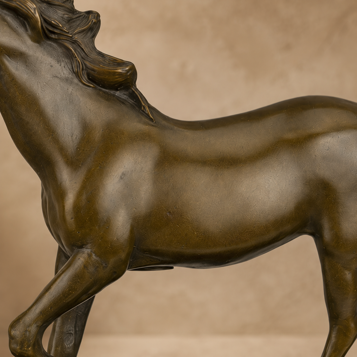 Sculpture bronze cheval au trot sur socle marbre noir, vue 5