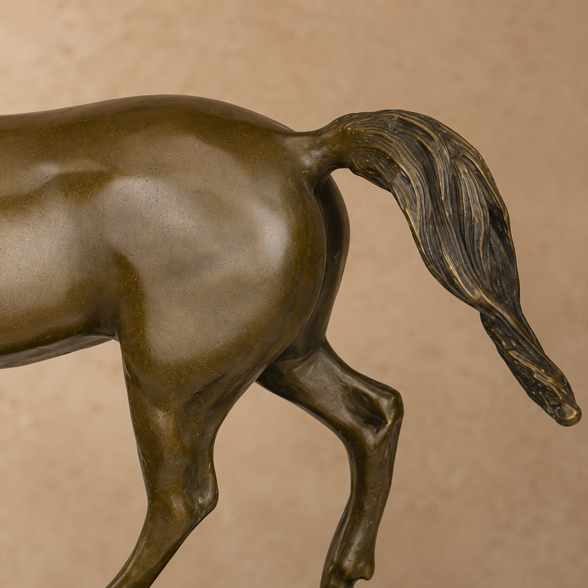Sculpture bronze cheval au trot sur socle marbre noir, vue 6