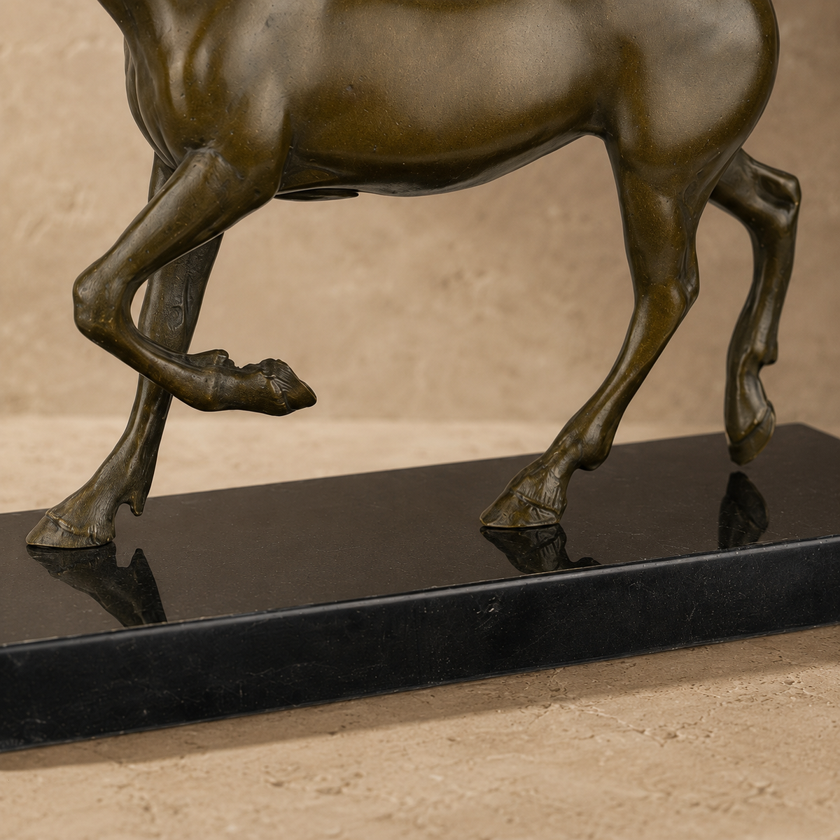 Sculpture bronze cheval au trot sur socle marbre noir, vue 7