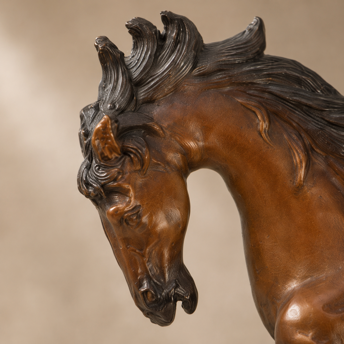 Sculpture bronze cheval cabré à la crinière au vent, vue 2