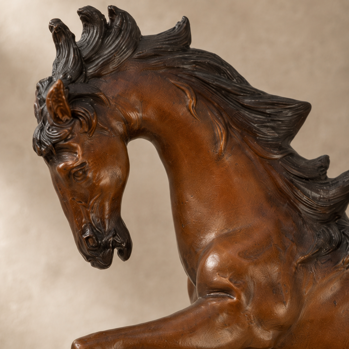 Sculpture bronze cheval cabré à la crinière au vent, vue 3