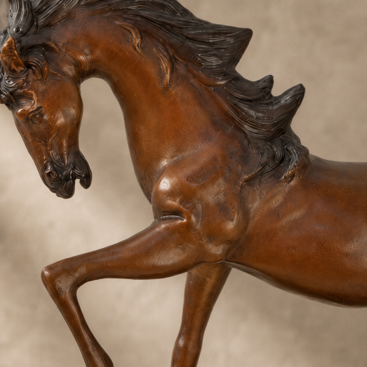 Sculpture bronze cheval cabré à la crinière au vent, vue 4