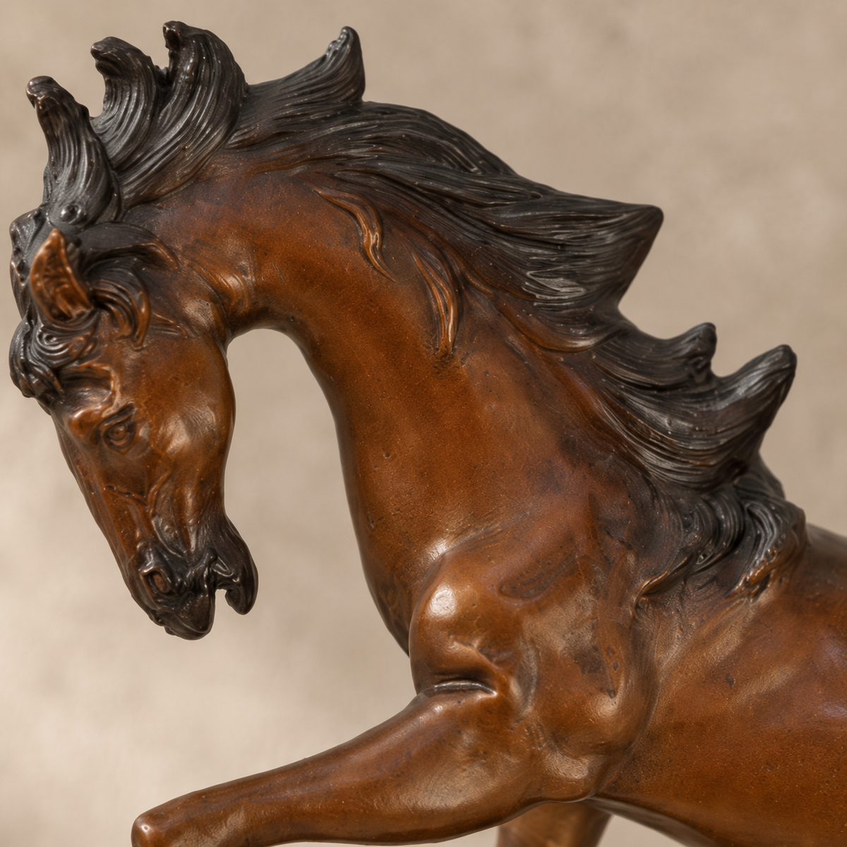 Sculpture bronze cheval cabré à la crinière au vent, vue 7