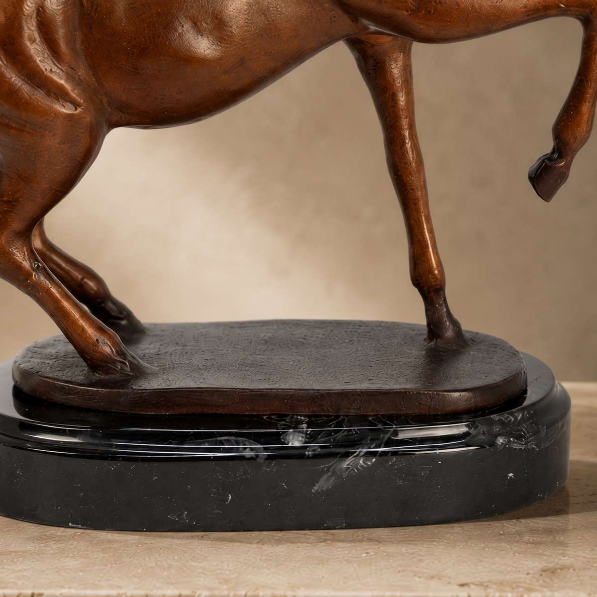 Sculpture bronze cheval cabré patine brune sur socle marbre, vue 6