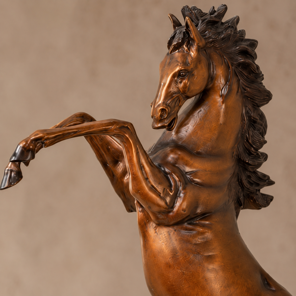 Sculpture bronze cheval cabré patine brune sur socle marbre, vue 3