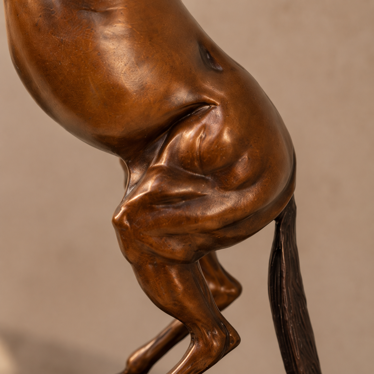 Sculpture bronze cheval cabré patine brune sur socle marbre, vue 5