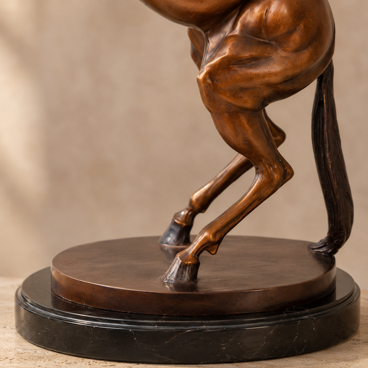 Sculpture bronze cheval cabré patine brune sur socle marbre, vue 6