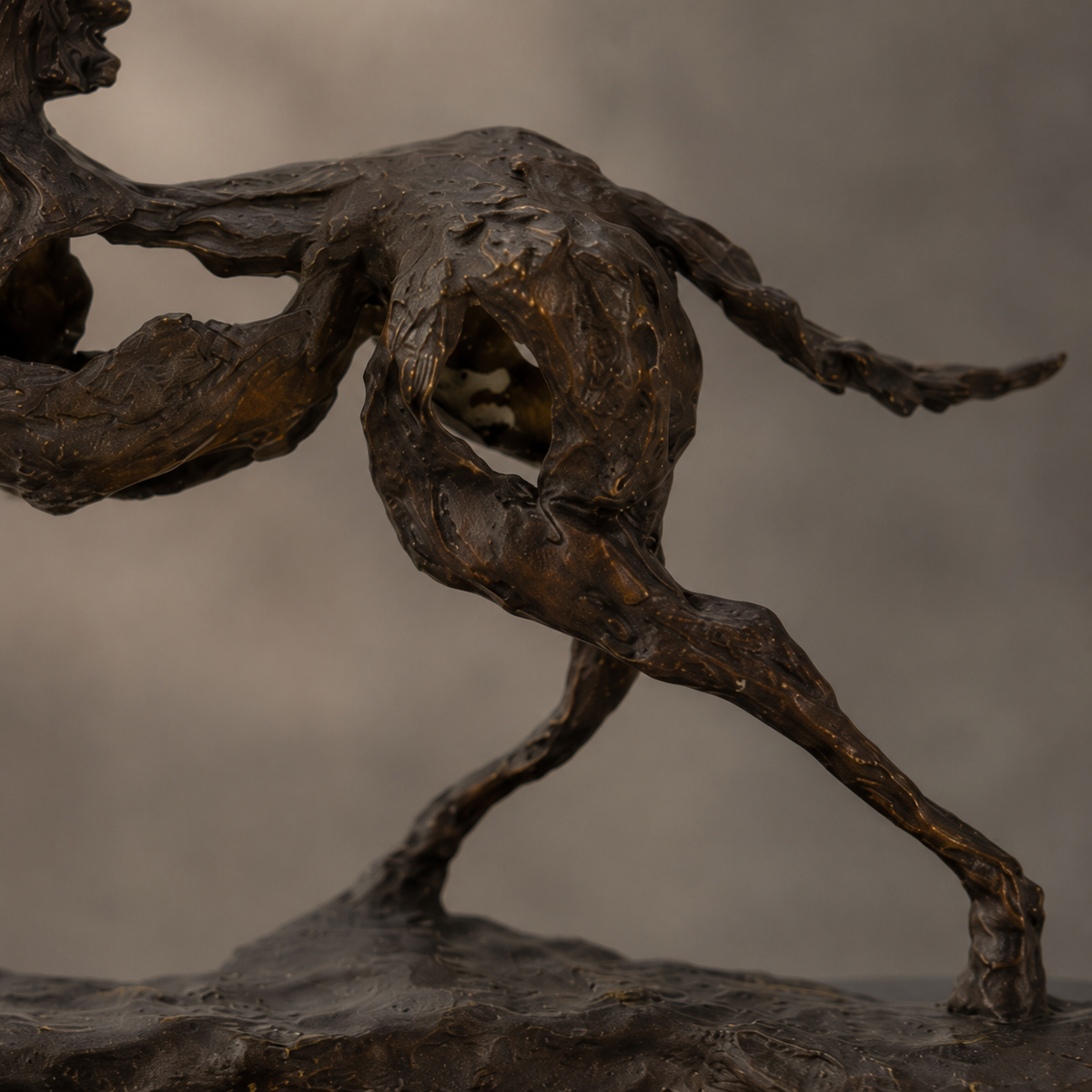 Sculpture bronze cheval cabré style expressionniste sur marbre, vue 6
