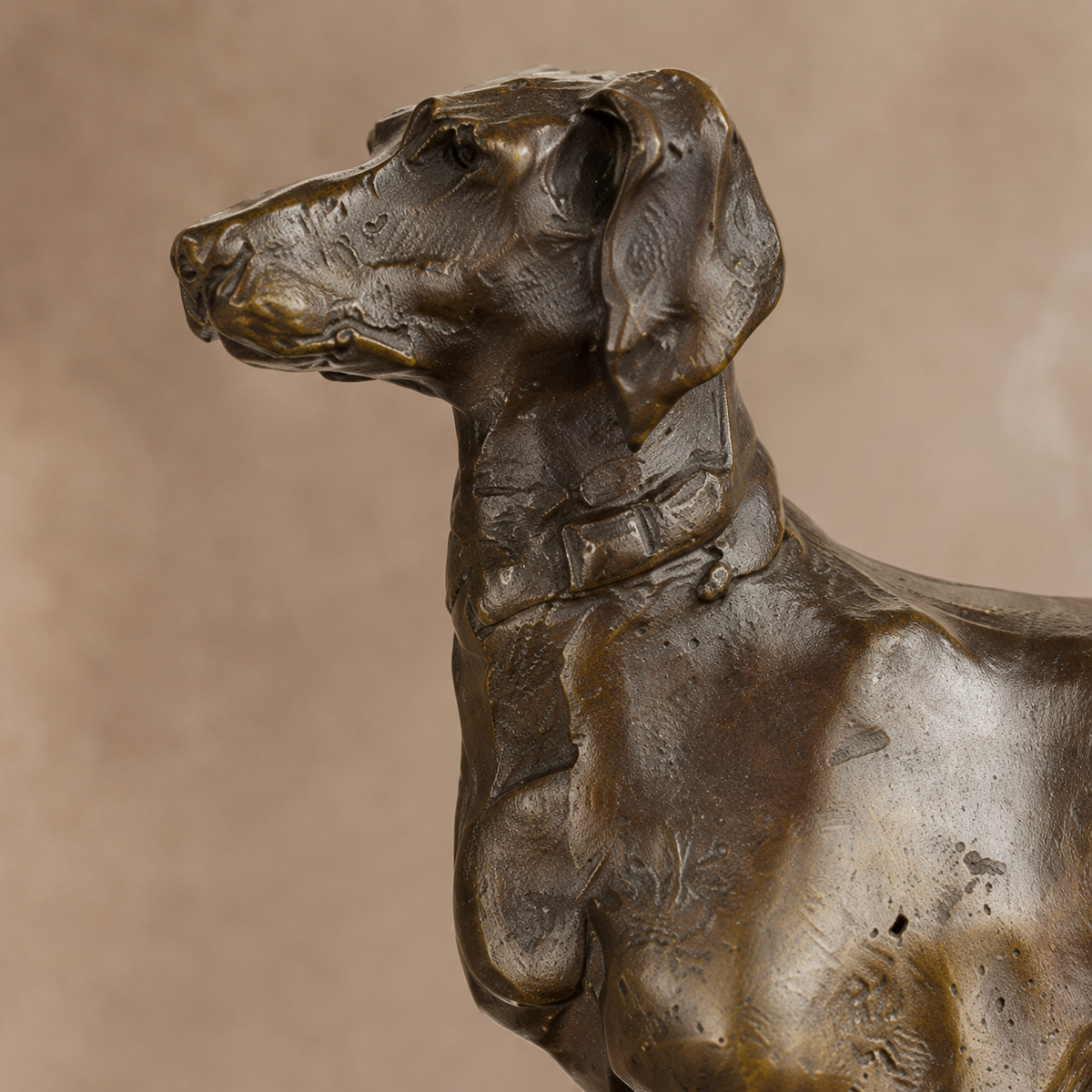 Sculpture bronze chien de chasse sur socle marbre veiné, vue 3