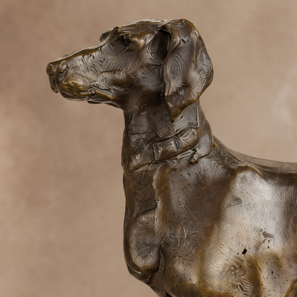 Sculpture bronze chien de chasse sur socle marbre veiné, vue 3