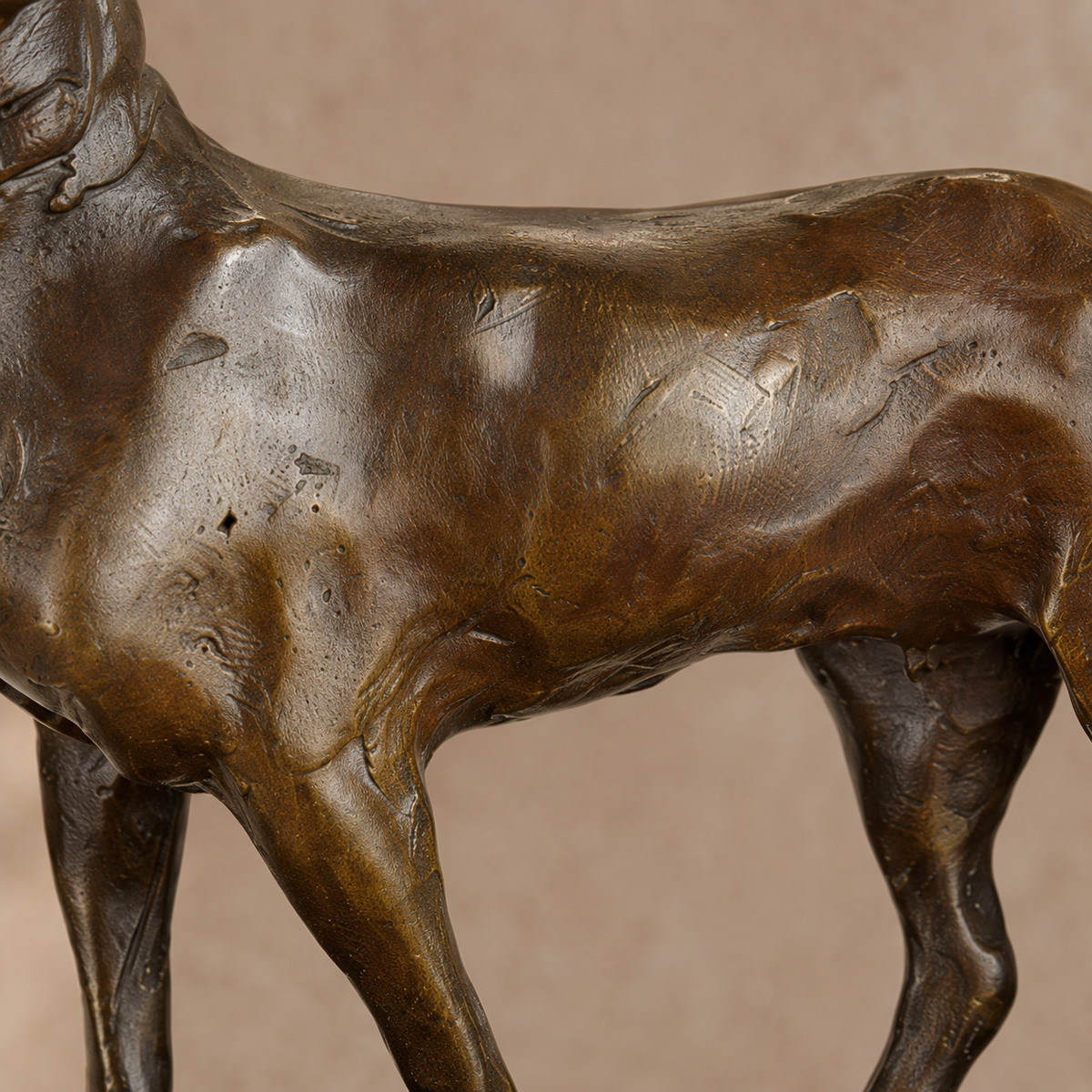 Sculpture bronze chien de chasse sur socle marbre veiné, vue 4