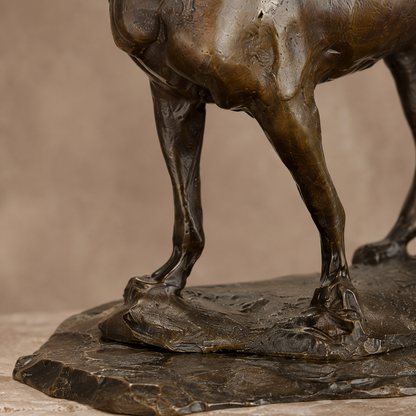 Sculpture bronze chien de chasse sur socle marbre veiné, vue 5
