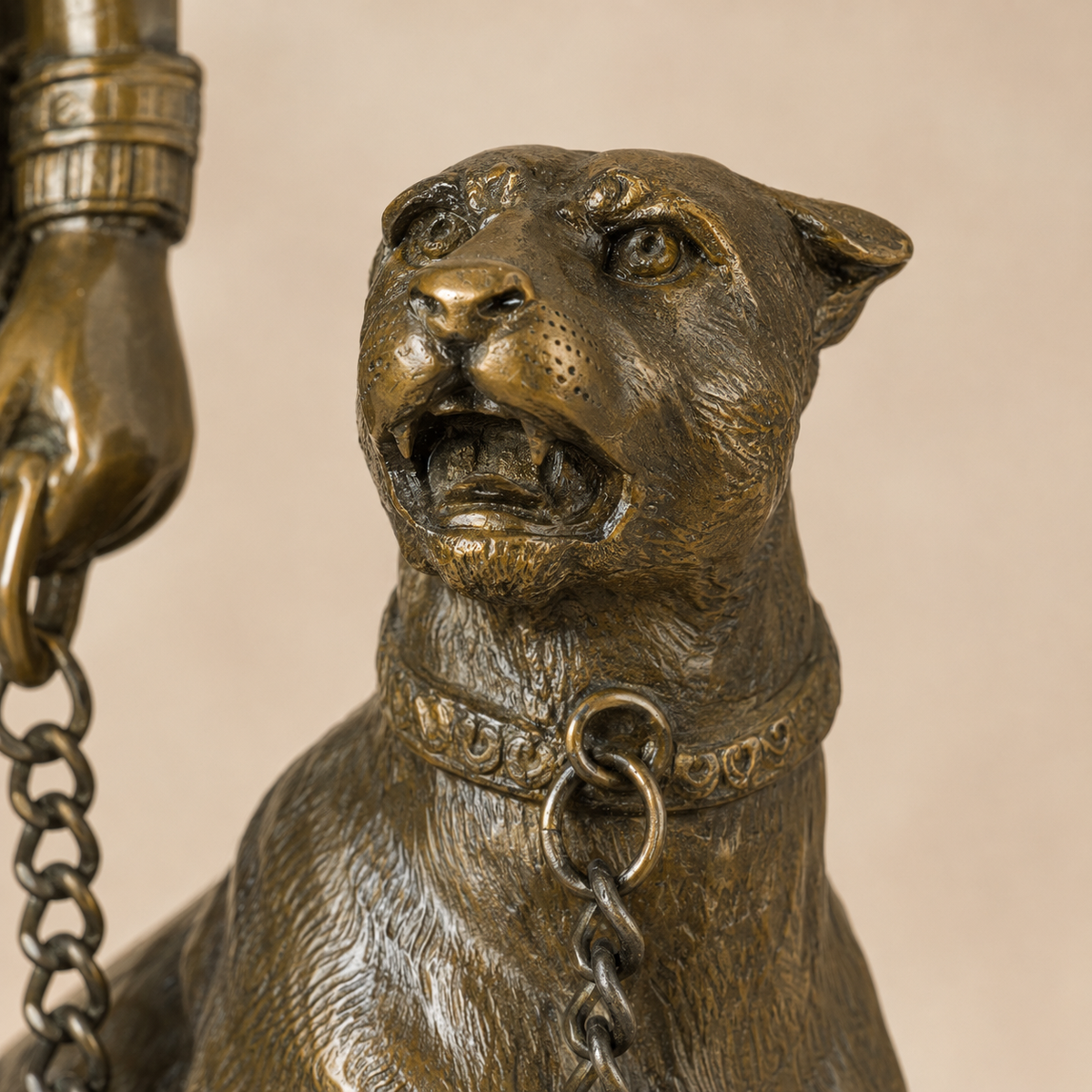 Sculpture bronze Cléopâtre à la panthère enchaînée, vue 5