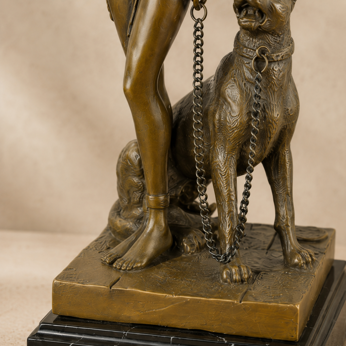 Sculpture bronze Cléopâtre à la panthère enchaînée, vue 6