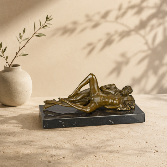 Sculpture bronze couple allongé enlacé sur socle marbre