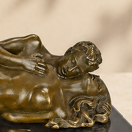 Sculpture bronze couple allongé enlacé sur socle marbre, vue 2