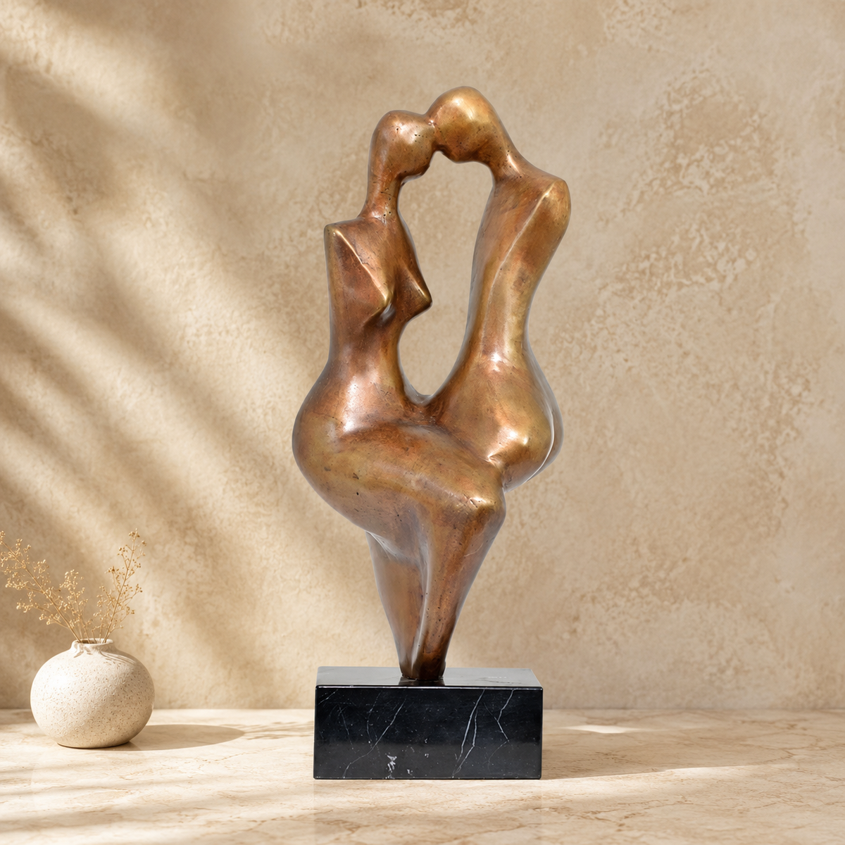 Sculpture bronze couple enlacé sur socle marbre noir