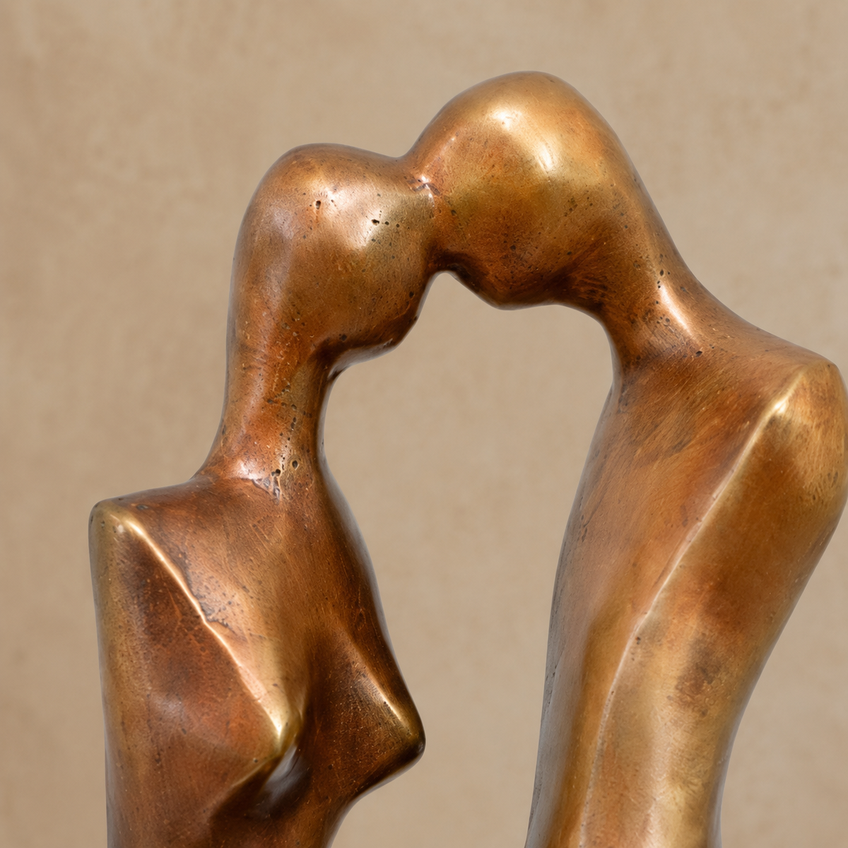 Sculpture bronze couple enlacé sur socle marbre noir, vue 2