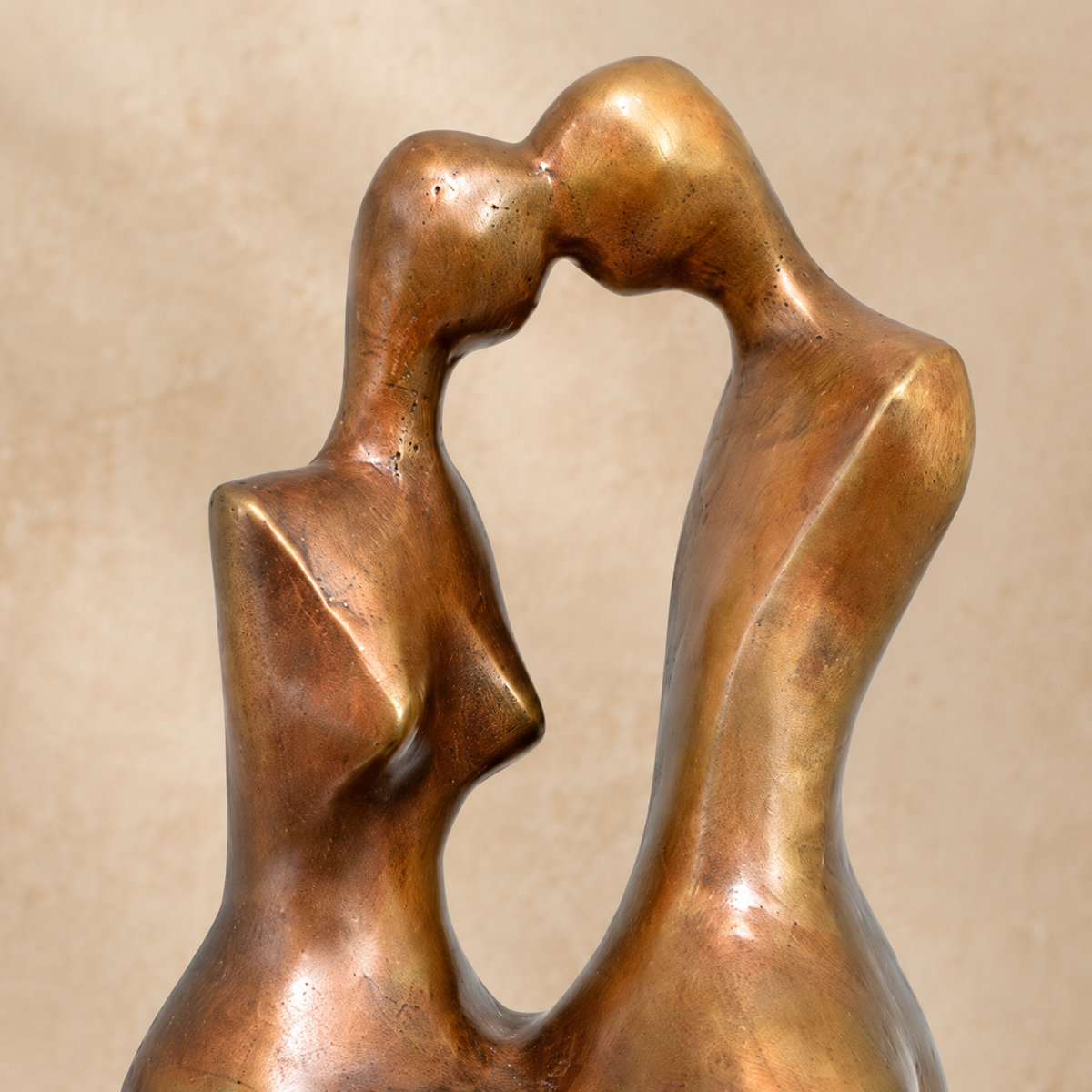Sculpture bronze couple enlacé sur socle marbre noir, vue 3