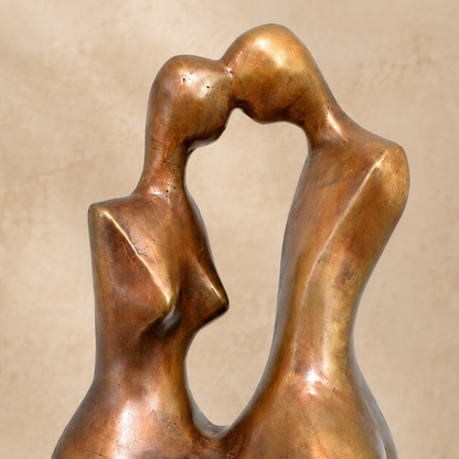 Sculpture bronze couple enlacé sur socle marbre noir, vue 3