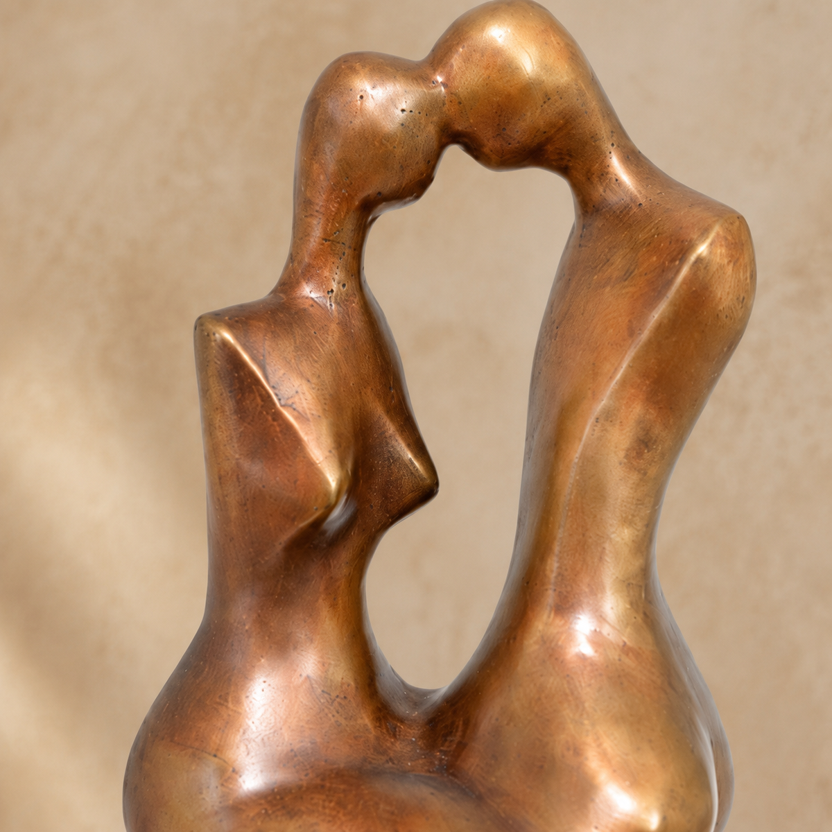 Sculpture bronze couple enlacé sur socle marbre noir, vue 4