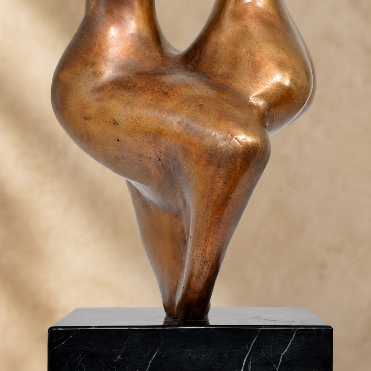 Sculpture bronze couple enlacé sur socle marbre noir, vue 5