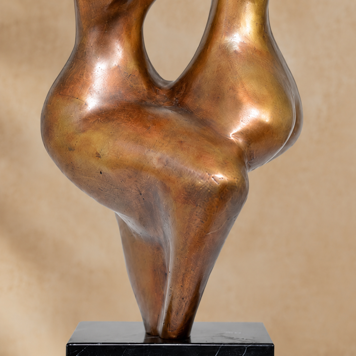 Sculpture bronze couple enlacé sur socle marbre noir, vue 6