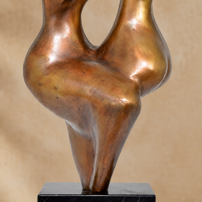 Sculpture bronze couple enlacé sur socle marbre noir, vue 6